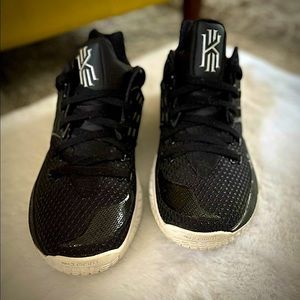 Nike Kyrie Low 2, Men’s Size 9